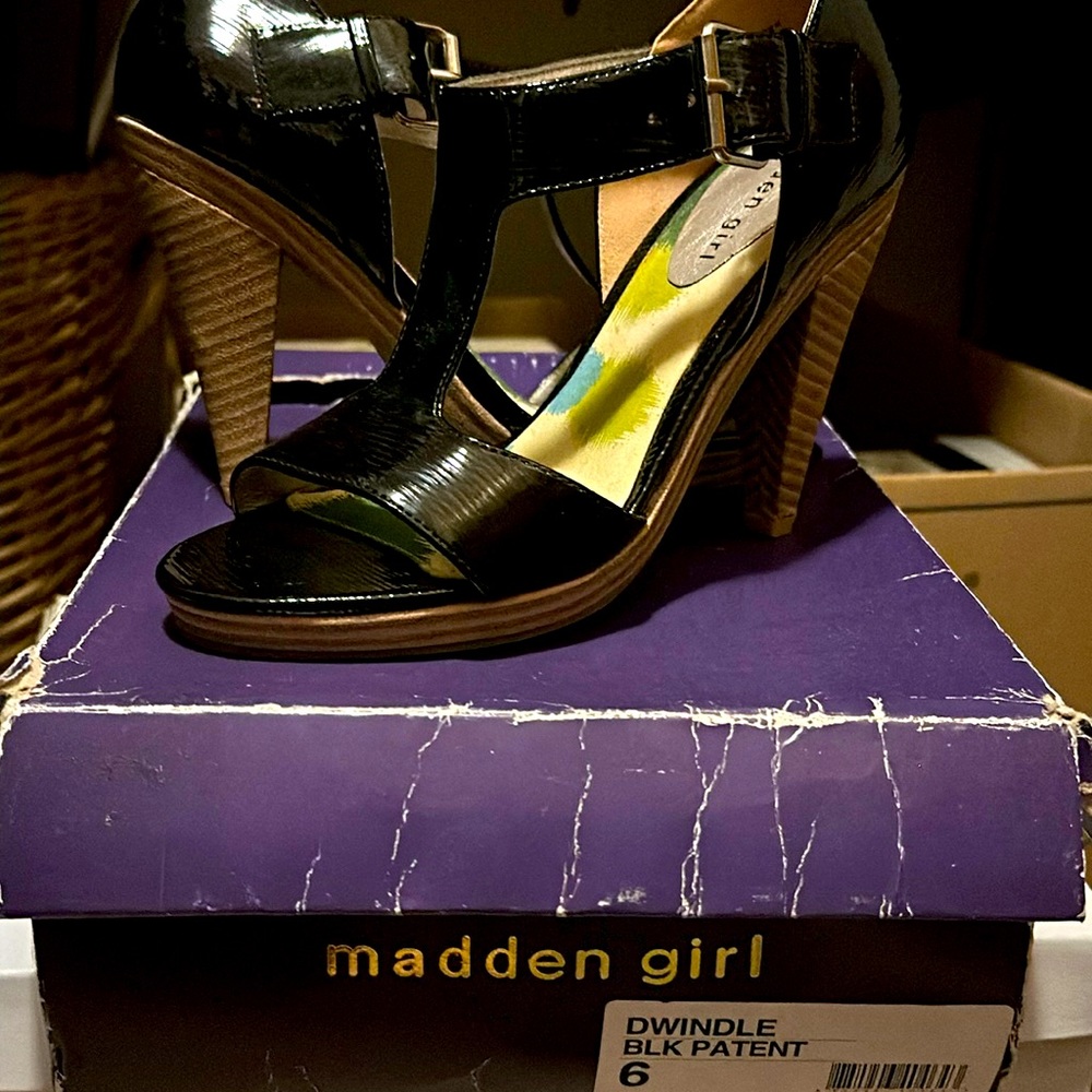 Madden girl size 6 (NIB) Black patent platform  sandals with gold tone buckle - Picture 4 of 5